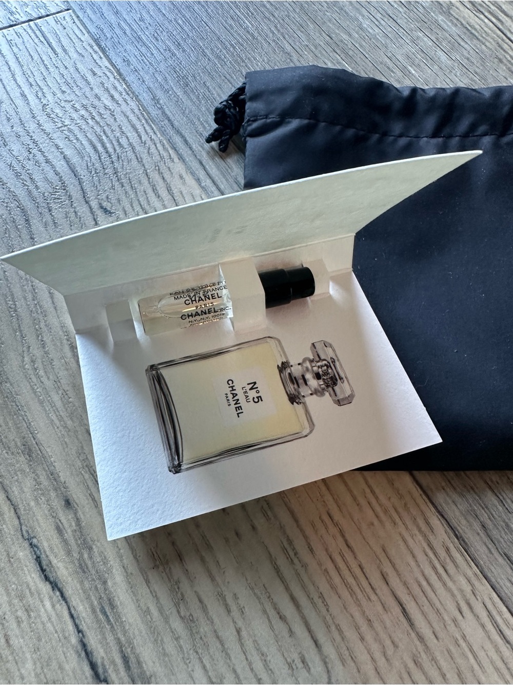 Chanel Box Display Decoration Staging Logo Tissue and Makeup Pouch with Sample - Picture 9 of 9